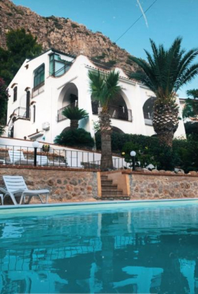 Отель Villa del Golfo Urio with swimming pool shared by the two apartments, Санта Флавиа